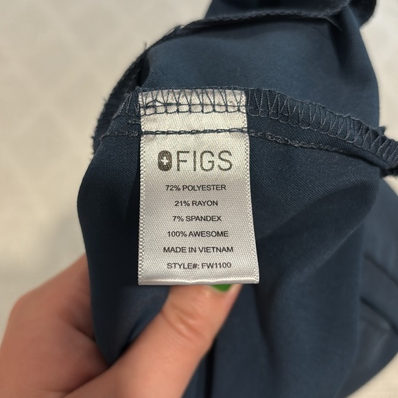 Figs Casma Three-pocket scrub top in Dark Harbor, size small - Picture 4 of 5